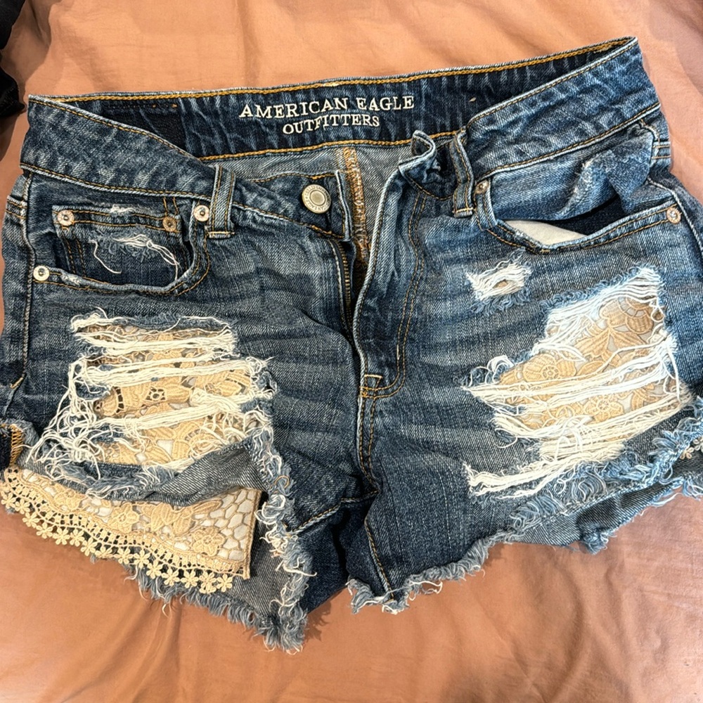 AEO FESTIVAL HI-RISE LACE UNDERLAY SHORT SHORTS